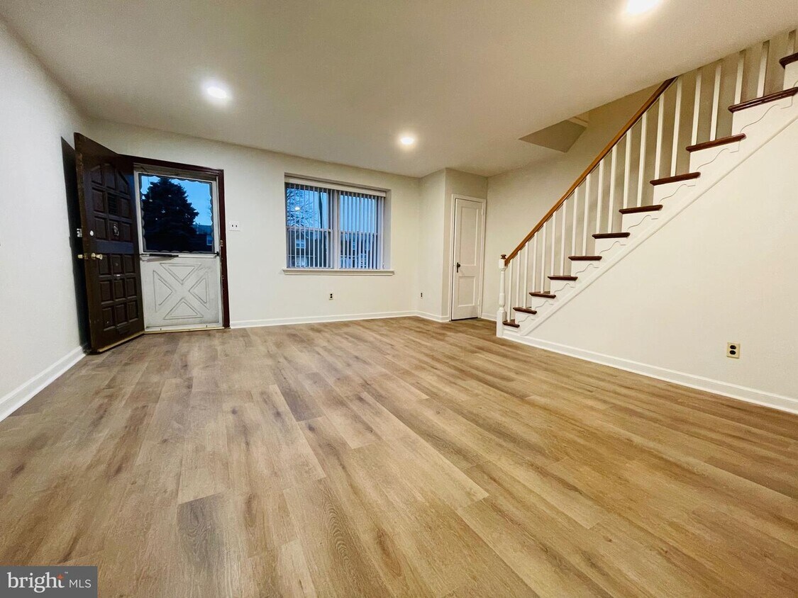 Primary Photo - 2129 Longshore Ave