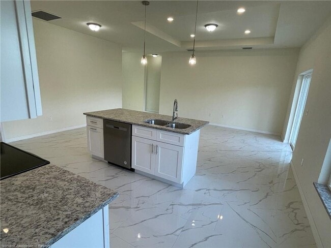 Building Photo - Large 4 Bedroom 2 bath-Lake Placid
