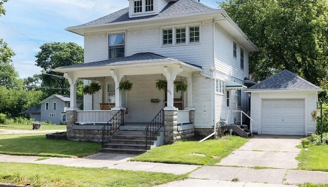 Building Photo - 800 1st St