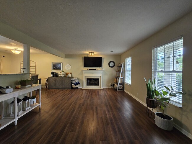 Building Photo - 2687 Paradise Dr