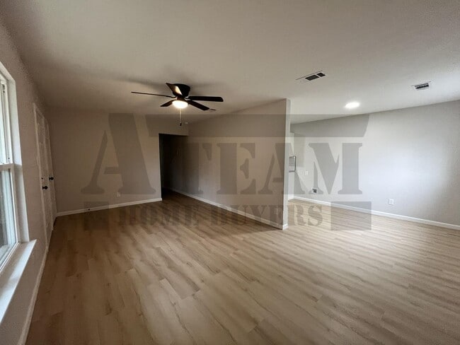 Building Photo - 106 Timber Crest