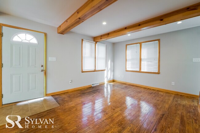 Building Photo - 3BR 1.5BA cottage-style home features a be...