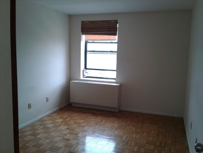 Building Photo - 59-14-14 Woodside Ave