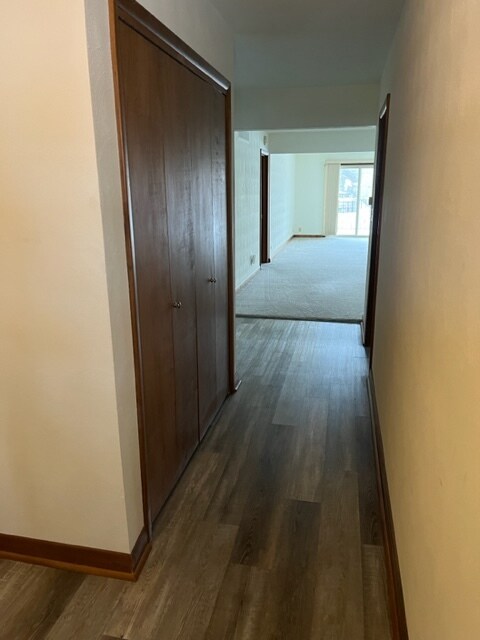 Entryway & Coat closet - 1222 Vista Ct