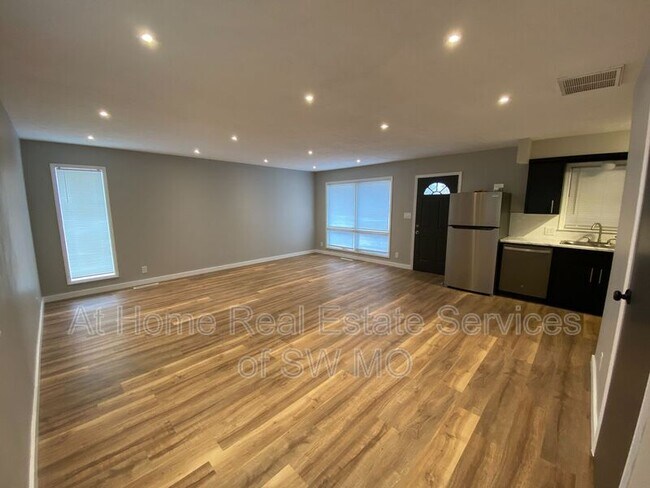 Building Photo - 1218 E Cambridge St