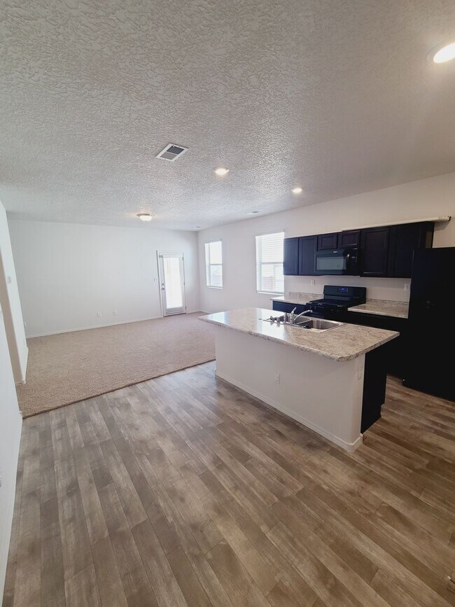 Building Photo - 3 bed 2 bath home