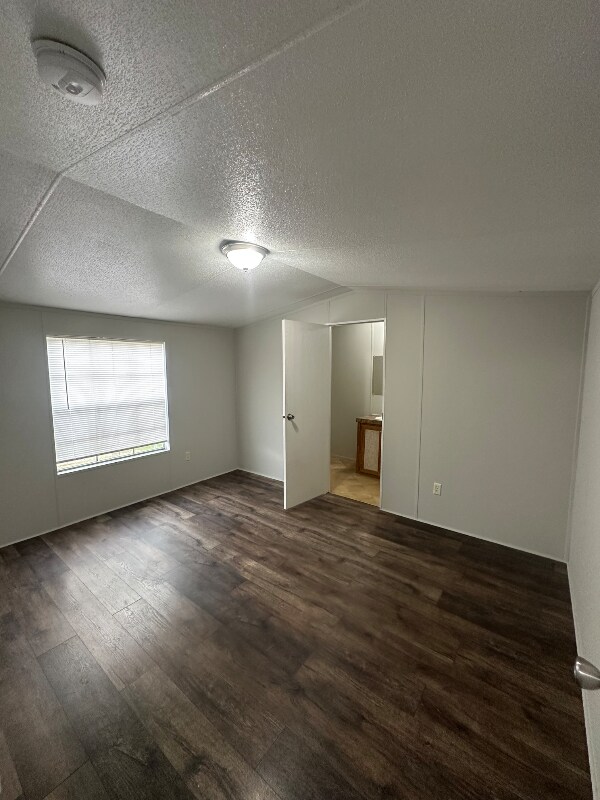 Foto del edificio - 33230 Walker Rd N
