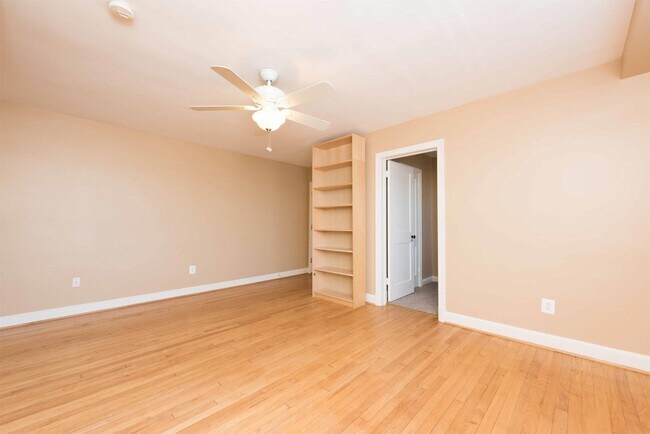 Building Photo - 4405 1st Pl NE