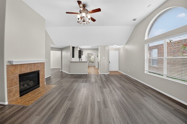 Foto del edificio - 15506 Fir Woods Ln