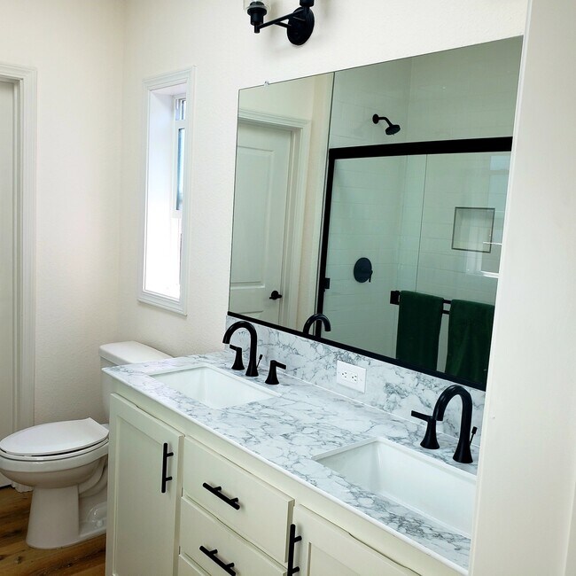 Baño principal con lavamanos doble - 1406 Blake St