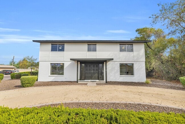 Foto del edificio - 6 Bedroom! 4 1/2 BATHS!  ASU! Diving Pool! Less than 1 mile to campus