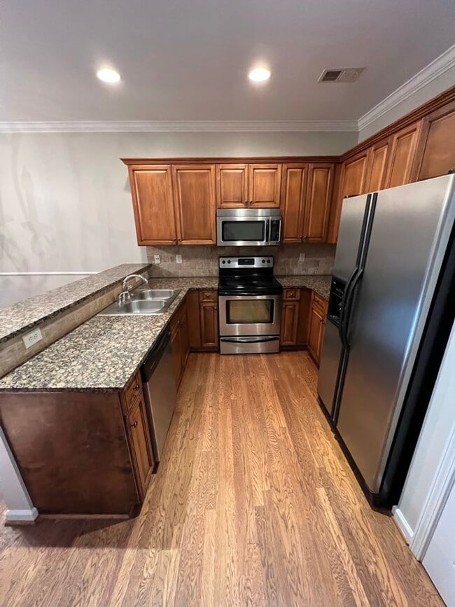 Building Photo - MOVE IN SPECIAL!!! - Townhome For Rent In Hoover!!! Available now! - Sign a lease by 5/31/2026 an...