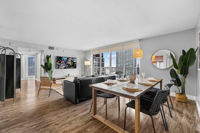 Foto del edificio - 1 SE 12th St