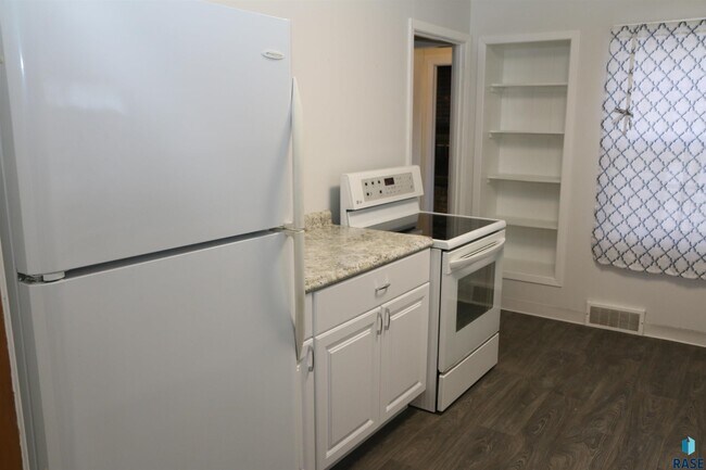 Foto del edificio - 1905 S Western Ave