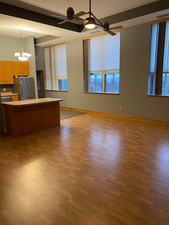 Sala de estar principal con vista - 105 2nd Ave NE