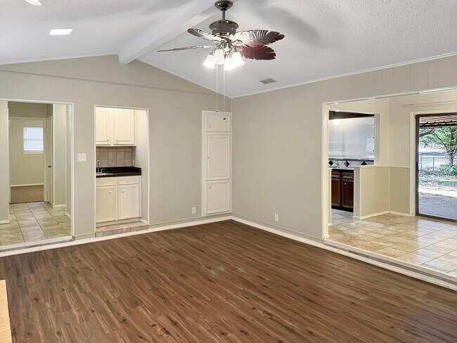 Foto del edificio - 1524 Timber Creek Dr