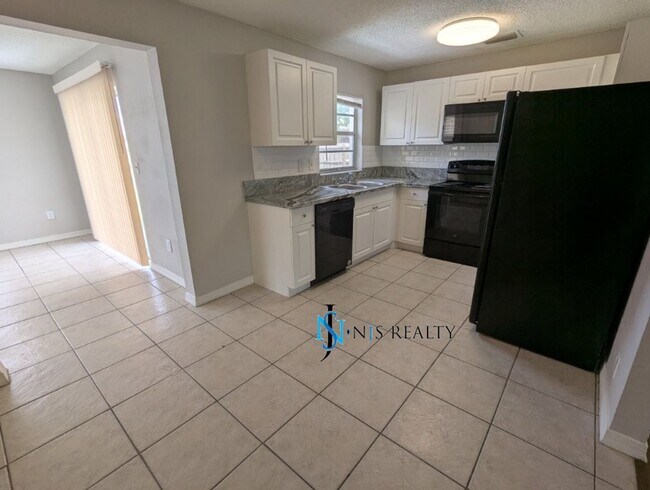 Building Photo - Great Location!  Charming, TRUE 3/2/1, 1283sq ft home with RENOVATED bathrooms & kitchen, fenced ...