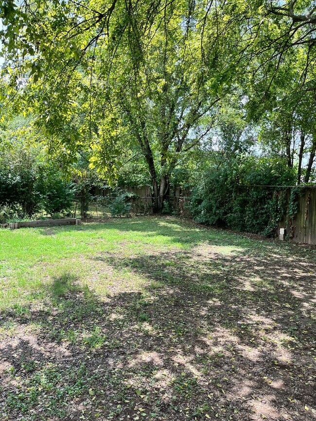 Building Photo - 3 bed/2 bath with bonus room! Fenced Yard,...