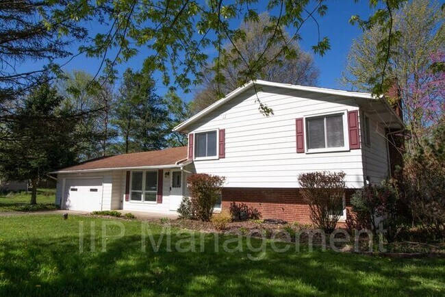 Building Photo - Completely Redone 3 Bedroom Split Level in...