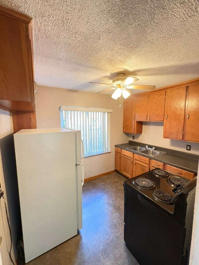 Foto del edificio - Renovated 2-Bedroom Apartment in Cleveland