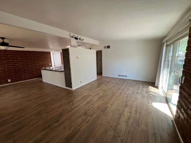 Foto del edificio - Central 3 Bedroom 2 Bath Burnt Adobe Home with Pool