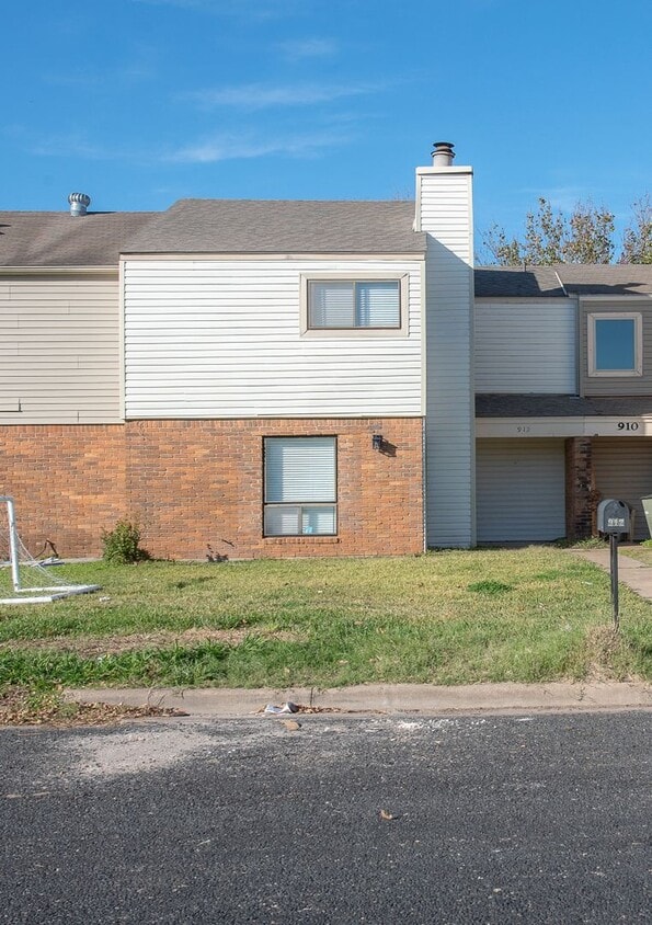 3 Bed, 1.5 Bath Townhome in Bryan for August Move In! - 3 Bed, 1.5 Bath Townhome in Bryan for August Move In!