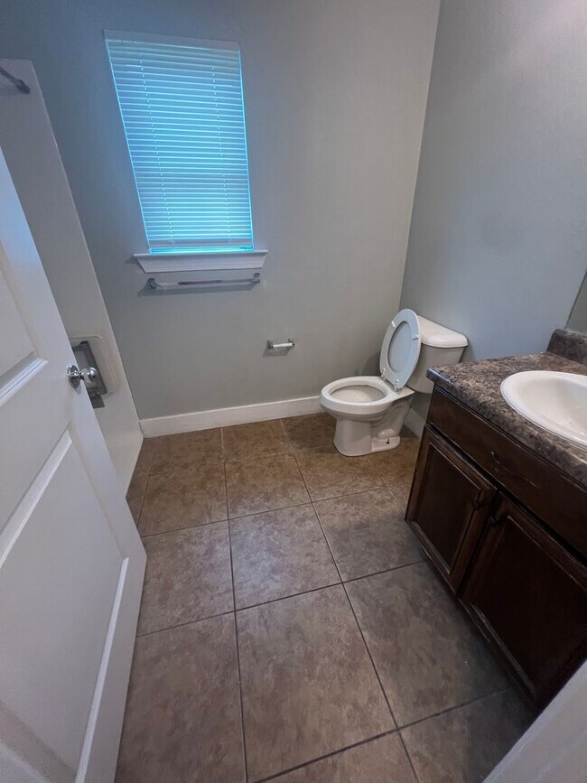 Building Photo - Spacious 3 Bedroom /2 Bathroom Home