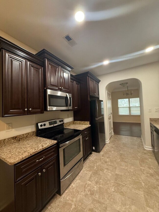 Foto del edificio - Spacious 4BR Home with Large Fenced Yard & Prime Location