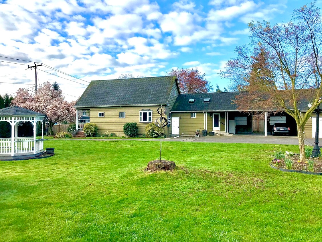 Front yard - 13301 56th Ave S (Tukwila, WA)