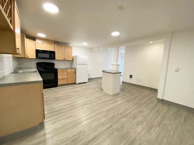 Building Photo - Private Entry 2 Bedroom Duplex/ basement a...