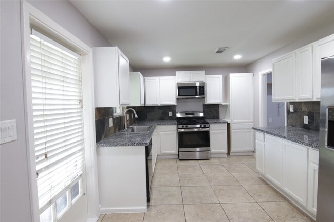 Foto del edificio - 7941 Longridge Dr