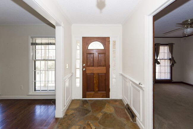 Building Photo - 5 Bedroom 3 Bath Home in Parkshore - Charl...
