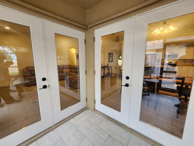 Foto del edificio - 250 E Riverbend Dr