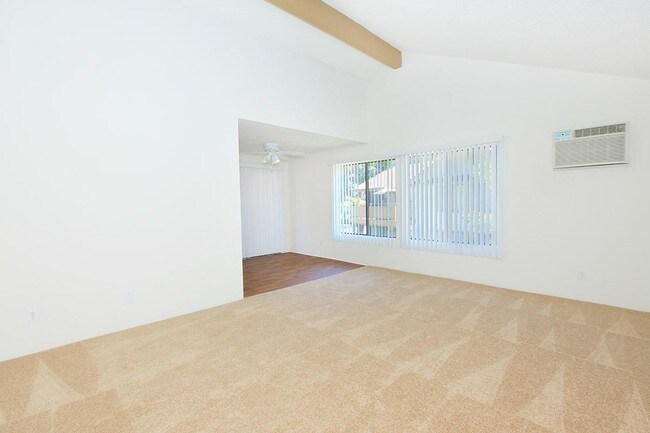 Foto del edificio - 3825 W Garden Grove Blvd
