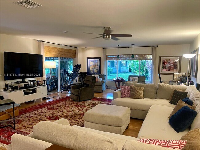 Foto del edificio - 1013 E Cypress Dr