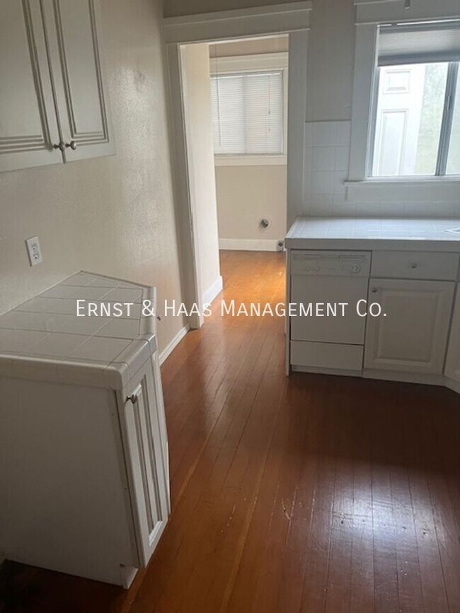 Building Photo - Beautiful 1 Bedroom Duplex Home in Prime A...