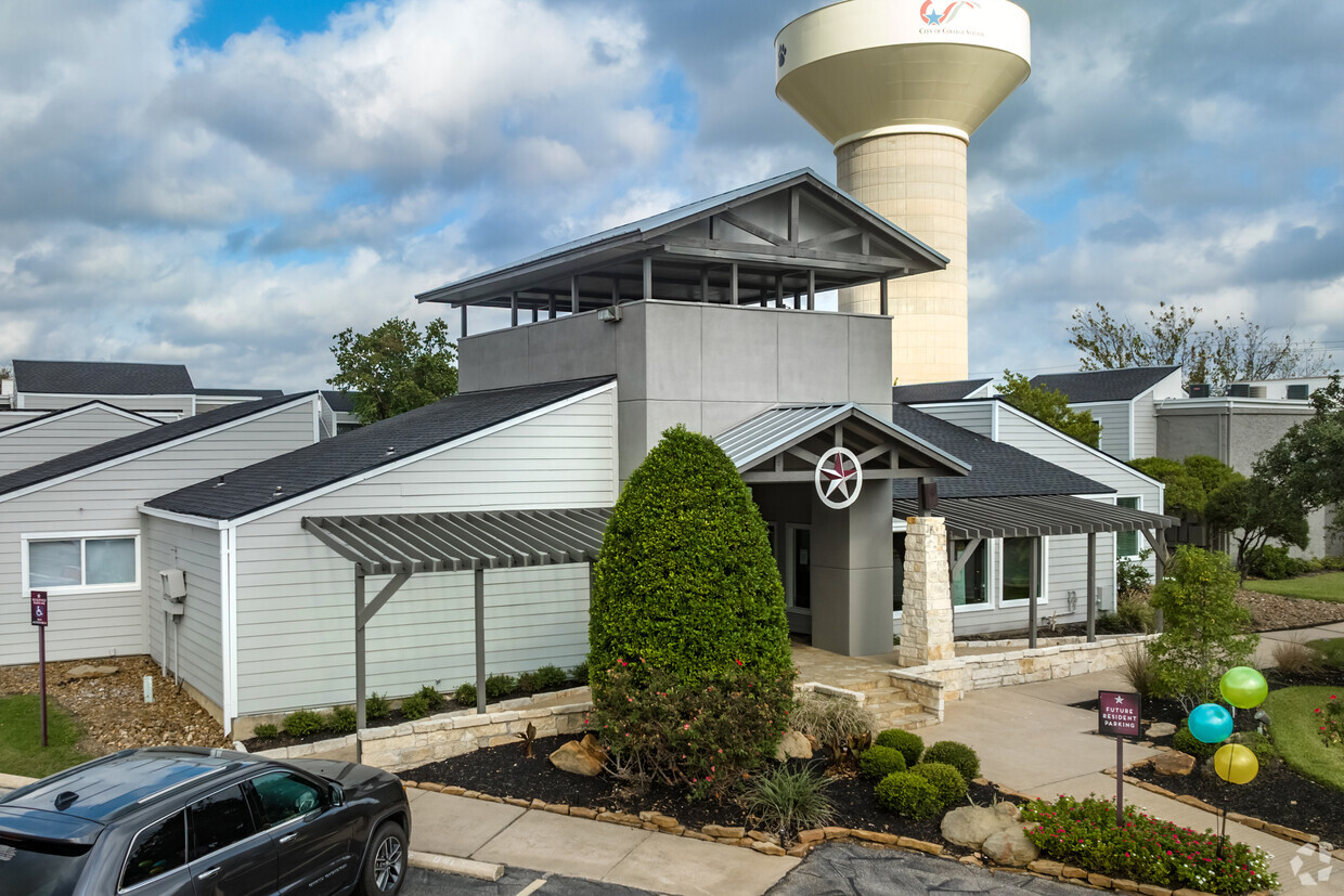 Primary Photo - Tower Park Apartments