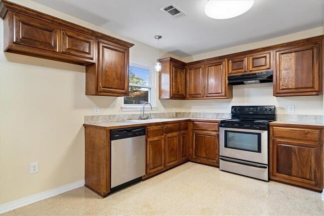 Building Photo - 1406 Hooks Dr