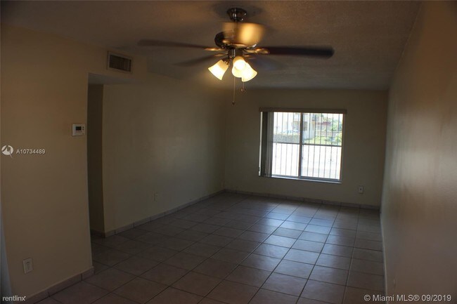 Foto del edificio - 6820 W Flagler St
