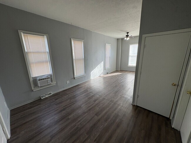 Foto del edificio - Lovely & Spacious 4-Bedroom Single-Family Home with Open Backyard