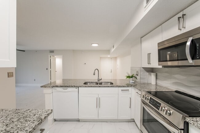 Foto del edificio - Remodeled, Move-In Ready 3-Bedroom Condo in Prime Naples Location