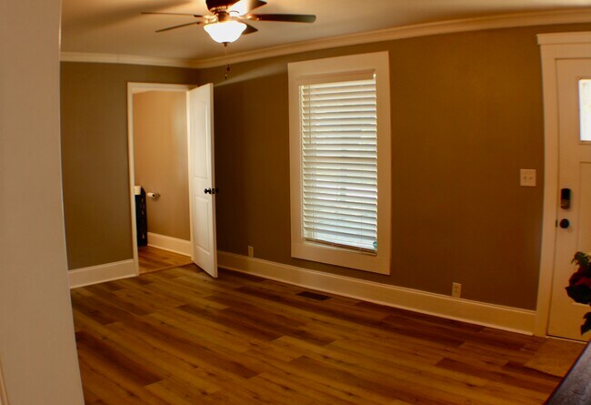 Sala de estar con entrada al baño. - 311 Paris Mountain Ave