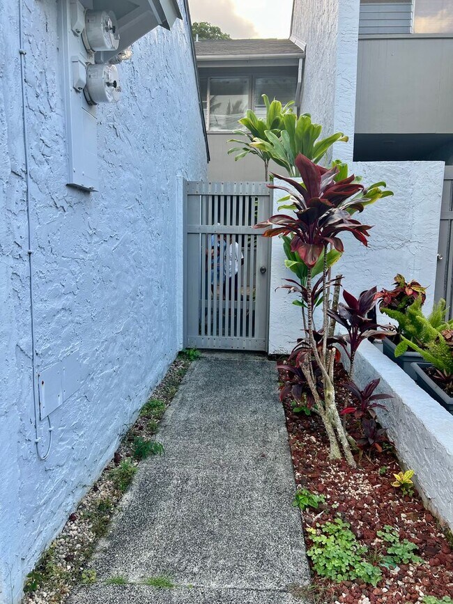 Building Photo - Updated 2-story TH with front yard & back ...