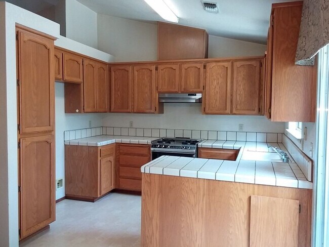 Building Photo - 3 Bedroom Home in Hilltop Area