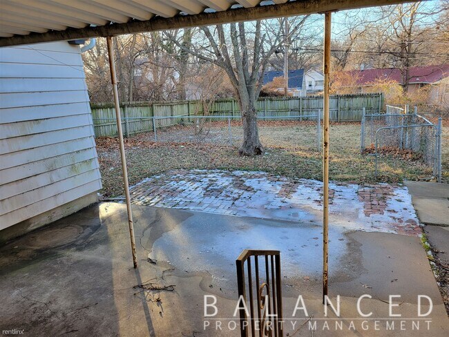 Building Photo - 2 br, 1.5 bath House - 2215 SE Kentucky Ave