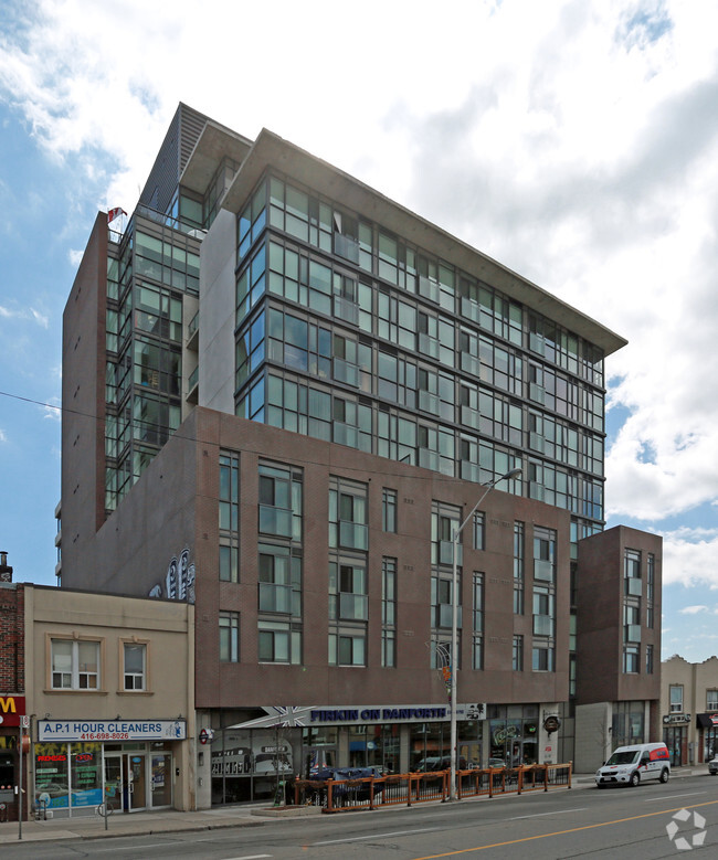 Photo du bâtiment - Carmelina Residential Condos