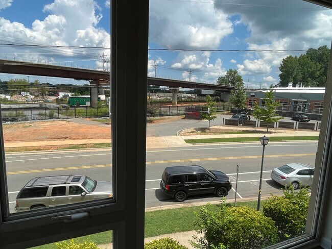 Foto del edificio - Great 2 Bed Condo in NODA with 1 Car Garage