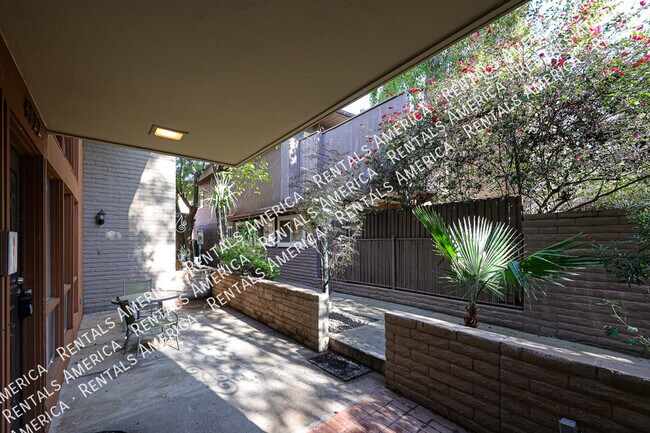 Foto del edificio - SPACIOUS 3 BEDROOM CONDO.