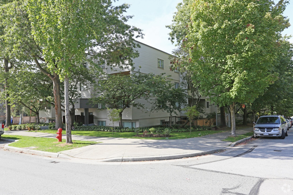 Photo du bâtiment - 1925 Woodland Dr