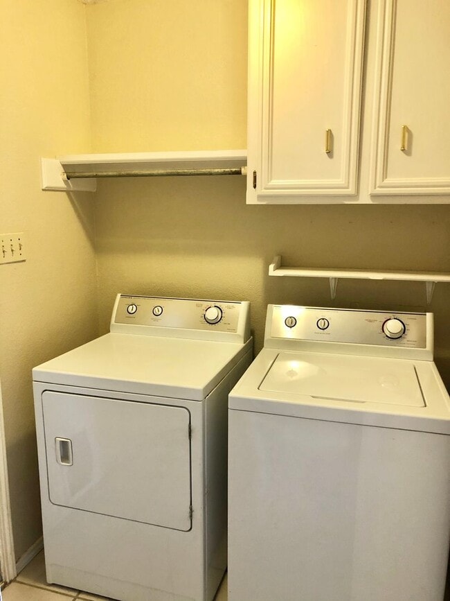 Building Photo - 2 Bedroom Townhome